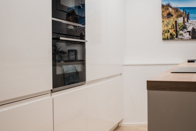 Reference / GRANADA: BÍLÝ LESK - LAK, DESKA - EICHE HELL, 10,08M - foto Reference / GRANADA: BÍLÝ LESK - LAK, DESKA - EICHE HELL, 10,08M - foto