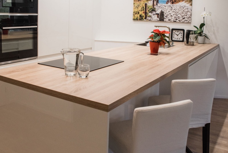 Reference / GRANADA: BÍLÝ LESK - LAK, DESKA - EICHE HELL, 10,08M - foto Reference / GRANADA: BÍLÝ LESK - LAK, DESKA - EICHE HELL, 10,08M - foto