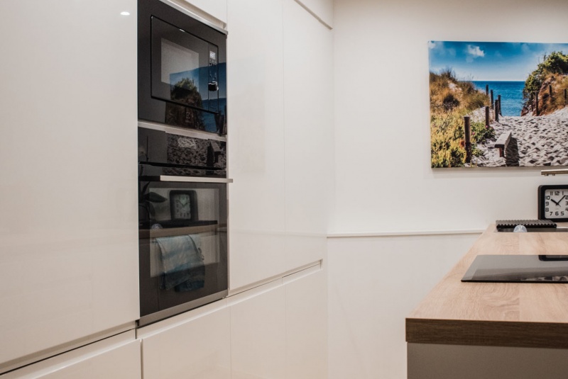 Reference / GRANADA: BÍLÝ LESK - LAK, DESKA - EICHE HELL, 10,08M - foto Reference / GRANADA: BÍLÝ LESK - LAK, DESKA - EICHE HELL, 10,08M - foto