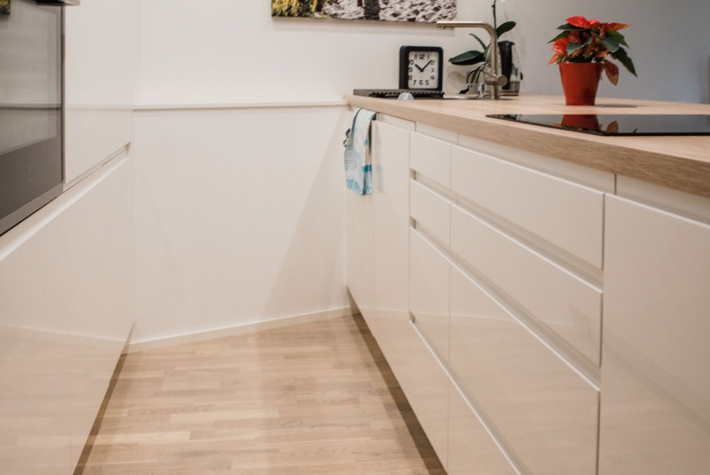 Reference / GRANADA: BÍLÝ LESK - LAK, DESKA - EICHE HELL, 10,08M - foto Reference / GRANADA: BÍLÝ LESK - LAK, DESKA - EICHE HELL, 10,08M - foto