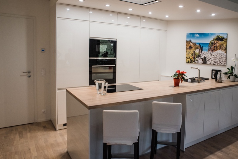 Reference / GRANADA: BÍLÝ LESK - LAK, DESKA - EICHE HELL, 10,08M - foto Reference / GRANADA: BÍLÝ LESK - LAK, DESKA - EICHE HELL, 10,08M - foto