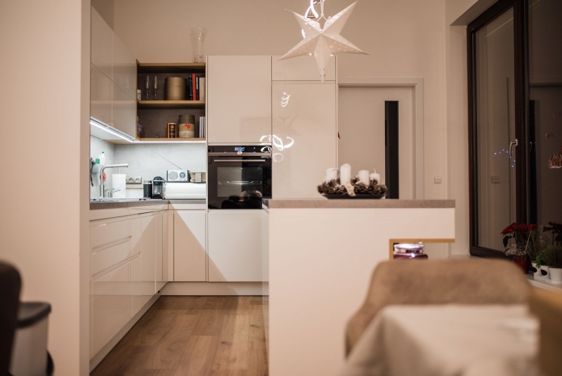 Reference / GRANADA: BÍLÝ LESK - LAK, DESKA - AGADIR, 7,35 - foto Reference / GRANADA: BÍLÝ LESK - LAK, DESKA - AGADIR, 7,35 - foto