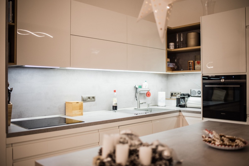 Reference / GRANADA: BÍLÝ LESK - LAK, DESKA - AGADIR, 7,35 - foto Reference / GRANADA: BÍLÝ LESK - LAK, DESKA - AGADIR, 7,35 - foto