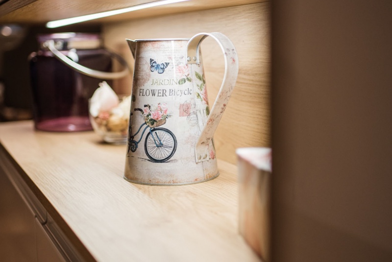 Reference / GRANADA: BÍLÝ LESK - LAK, DESKA - AGADIR, 7,35 - foto Reference / GRANADA: BÍLÝ LESK - LAK, DESKA - AGADIR, 7,35 - foto