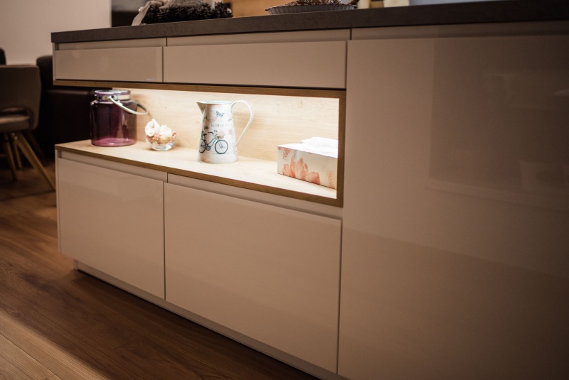 Reference / GRANADA: BÍLÝ LESK - LAK, DESKA - AGADIR, 7,35 - foto Reference / GRANADA: BÍLÝ LESK - LAK, DESKA - AGADIR, 7,35 - foto