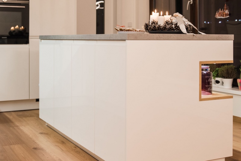 Reference / GRANADA: BÍLÝ LESK - LAK, DESKA - AGADIR, 7,35 - foto Reference / GRANADA: BÍLÝ LESK - LAK, DESKA - AGADIR, 7,35 - foto