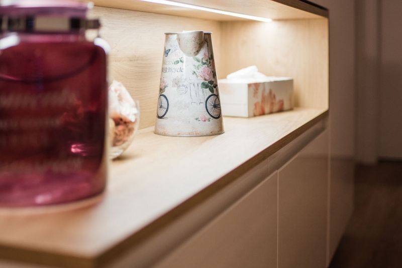 Reference / GRANADA: BÍLÝ LESK - LAK, DESKA - AGADIR, 7,35 - foto Reference / GRANADA: BÍLÝ LESK - LAK, DESKA - AGADIR, 7,35 - foto