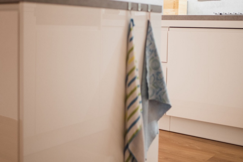 Reference / GRANADA: BÍLÝ LESK - LAK, DESKA - AGADIR, 7,35 - foto Reference / GRANADA: BÍLÝ LESK - LAK, DESKA - AGADIR, 7,35 - foto