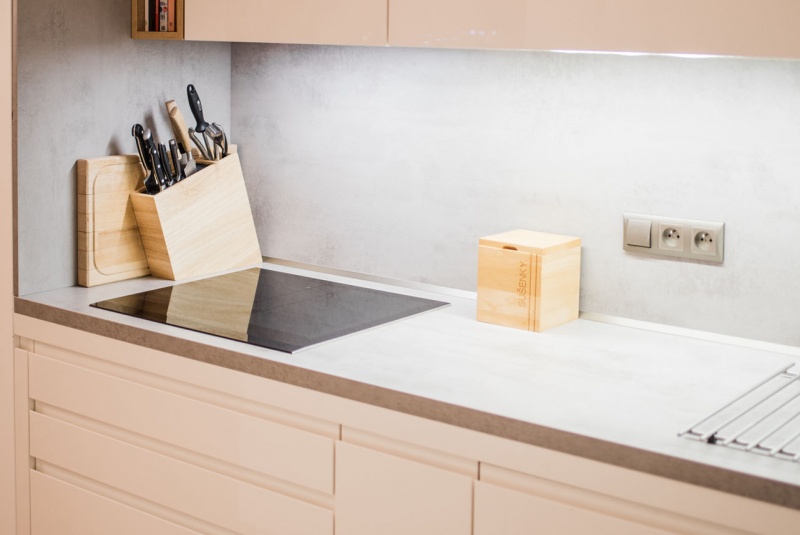 Reference / GRANADA: BÍLÝ LESK - LAK, DESKA - AGADIR, 7,35 - foto Reference / GRANADA: BÍLÝ LESK - LAK, DESKA - AGADIR, 7,35 - foto