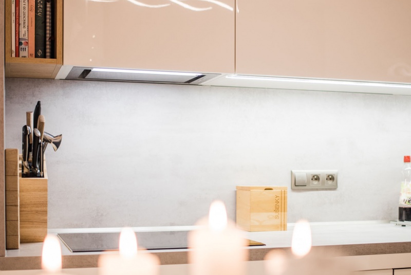 Reference / GRANADA: BÍLÝ LESK - LAK, DESKA - AGADIR, 7,35 - foto Reference / GRANADA: BÍLÝ LESK - LAK, DESKA - AGADIR, 7,35 - foto