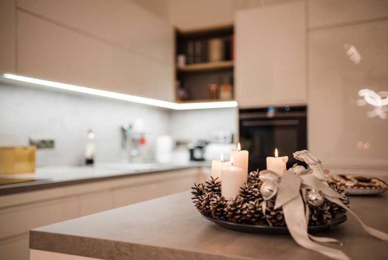 Reference / GRANADA: BÍLÝ LESK - LAK, DESKA - AGADIR, 7,35 - foto Reference / GRANADA: BÍLÝ LESK - LAK, DESKA - AGADIR, 7,35 - foto