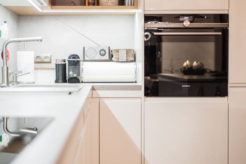 Reference / GRANADA: BÍLÝ LESK - LAK, DESKA - AGADIR, 7,35 - foto Reference / GRANADA: BÍLÝ LESK - LAK, DESKA - AGADIR, 7,35 - foto