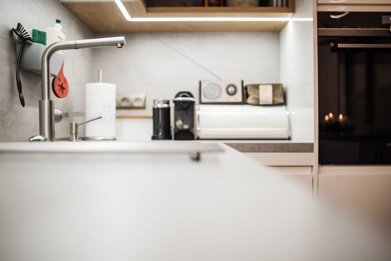 Reference / GRANADA: BÍLÝ LESK - LAK, DESKA - AGADIR, 7,35 - foto Reference / GRANADA: BÍLÝ LESK - LAK, DESKA - AGADIR, 7,35 - foto