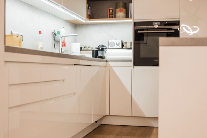 Reference / GRANADA: BÍLÝ LESK - LAK, DESKA - AGADIR, 7,35 - foto Reference / GRANADA: BÍLÝ LESK - LAK, DESKA - AGADIR, 7,35 - foto