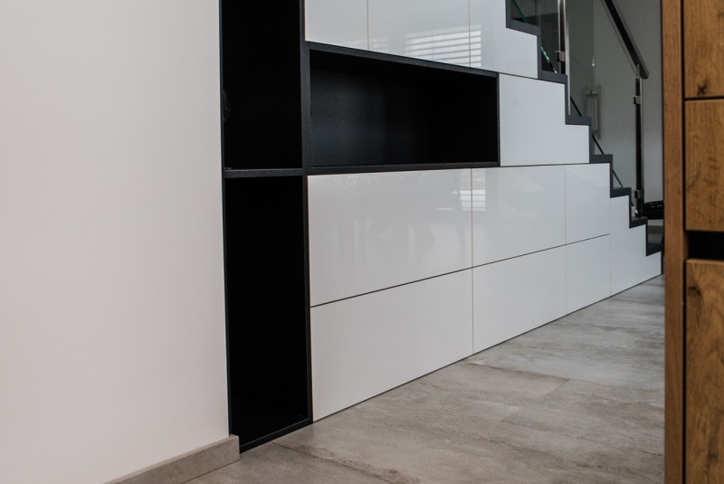 Reference / SILBERMOND: BURGUESA EICHE - LAMINÁT, BÍLÝ LESK - LAK, DESKA - CORO, 6,45m - foto Reference / SILBERMOND: BURGUESA EICHE - LAMINÁT, BÍLÝ LESK - LAK, DESKA - CORO, 6,45m - foto