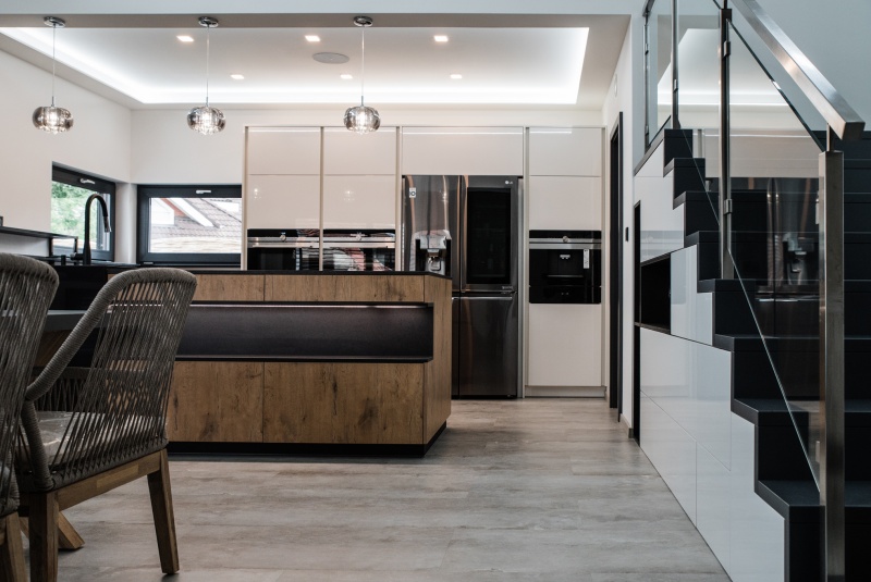 Reference / SILBERMOND: BURGUESA EICHE - LAMINÁT, BÍLÝ LESK - LAK, DESKA - CORO, 6,45m - foto Reference / SILBERMOND: BURGUESA EICHE - LAMINÁT, BÍLÝ LESK - LAK, DESKA - CORO, 6,45m - foto