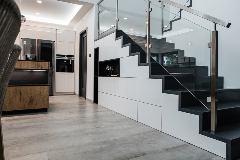 Reference / SILBERMOND: BURGUESA EICHE - LAMINÁT, BÍLÝ LESK - LAK, DESKA - CORO, 6,45m - foto Reference / SILBERMOND: BURGUESA EICHE - LAMINÁT, BÍLÝ LESK - LAK, DESKA - CORO, 6,45m - foto