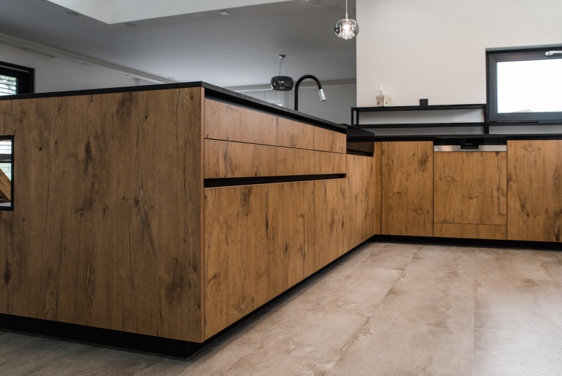 Reference / SILBERMOND: BURGUESA EICHE - LAMINÁT, BÍLÝ LESK - LAK, DESKA - CORO, 6,45m - foto Reference / SILBERMOND: BURGUESA EICHE - LAMINÁT, BÍLÝ LESK - LAK, DESKA - CORO, 6,45m - foto