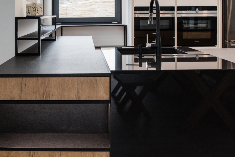 Reference / SILBERMOND: BURGUESA EICHE - LAMINÁT, BÍLÝ LESK - LAK, DESKA - CORO, 6,45m - foto Reference / SILBERMOND: BURGUESA EICHE - LAMINÁT, BÍLÝ LESK - LAK, DESKA - CORO, 6,45m - foto