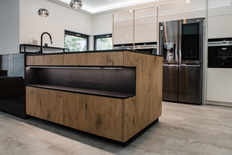 Reference / SILBERMOND: BURGUESA EICHE - LAMINÁT, BÍLÝ LESK - LAK, DESKA - CORO, 6,45m - foto Reference / SILBERMOND: BURGUESA EICHE - LAMINÁT, BÍLÝ LESK - LAK, DESKA - CORO, 6,45m - foto