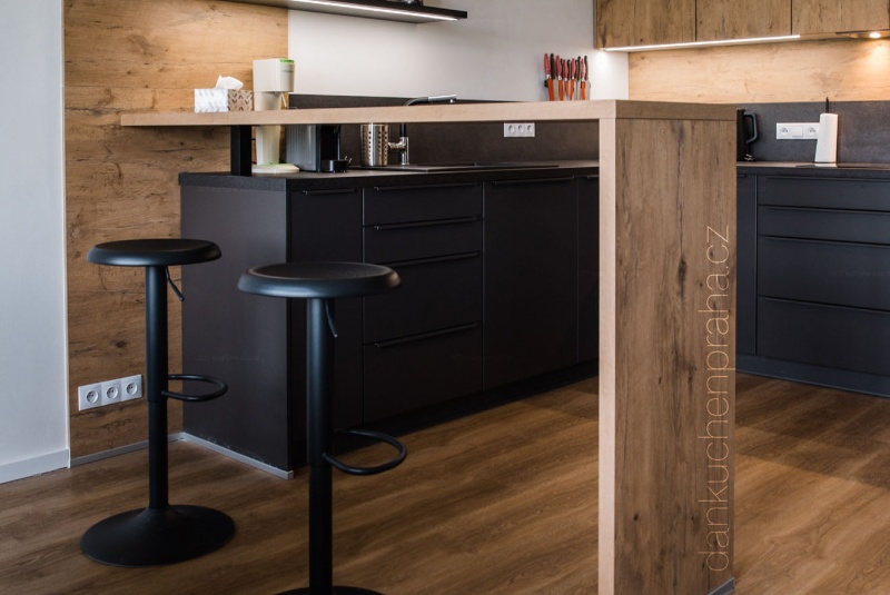 Reference / LACORTE: CEROS - SUPER MATT LAK, DESKA - BURGUESA EICHE, 4,2m - foto Reference / LACORTE: CEROS - SUPER MATT LAK, DESKA - BURGUESA EICHE, 4,2m - foto