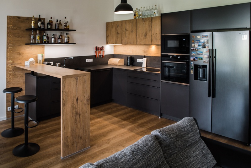 Reference / LACORTE: CEROS - SUPER MATT LAK, DESKA - BURGUESA EICHE, 4,2m - foto Reference / LACORTE: CEROS - SUPER MATT LAK, DESKA - BURGUESA EICHE, 4,2m - foto