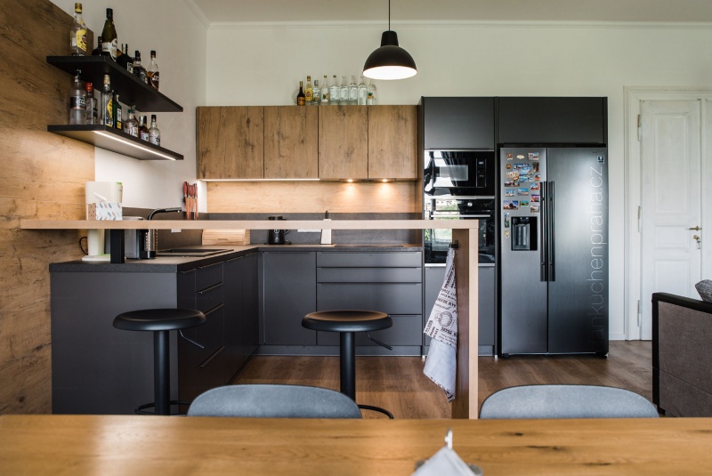 Reference / LACORTE: CEROS - SUPER MATT LAK, DESKA - BURGUESA EICHE, 4,2m - foto Reference / LACORTE: CEROS - SUPER MATT LAK, DESKA - BURGUESA EICHE, 4,2m - foto