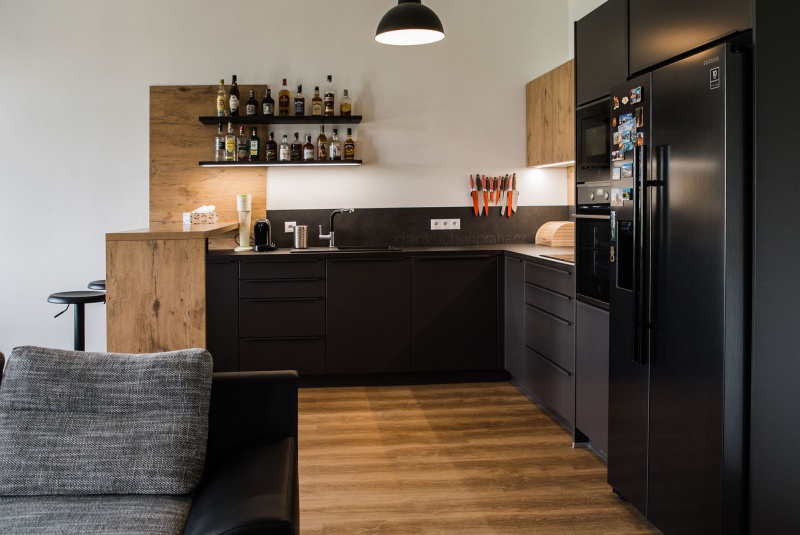 Reference / LACORTE: CEROS - SUPER MATT LAK, DESKA - BURGUESA EICHE, 4,2m - foto Reference / LACORTE: CEROS - SUPER MATT LAK, DESKA - BURGUESA EICHE, 4,2m - foto