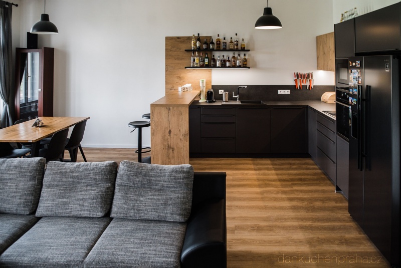 Reference / LACORTE: CEROS - SUPER MATT LAK, DESKA - BURGUESA EICHE, 4,2m - foto Reference / LACORTE: CEROS - SUPER MATT LAK, DESKA - BURGUESA EICHE, 4,2m - foto