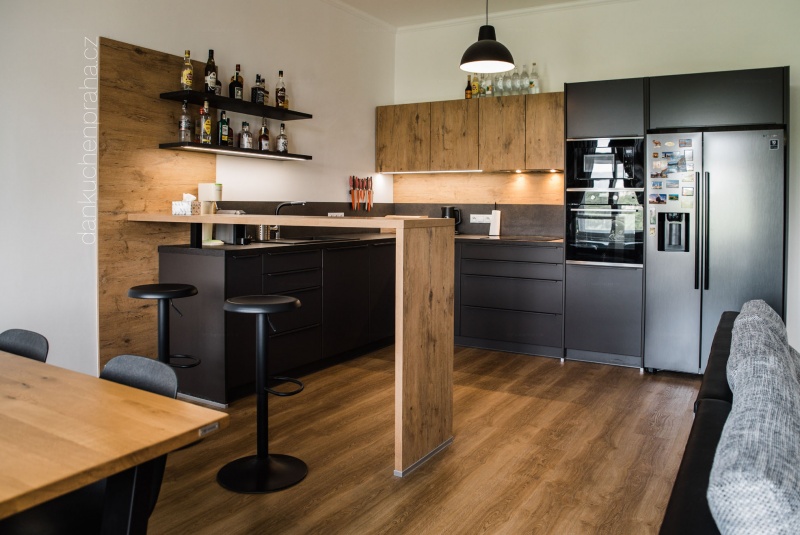 Reference / LACORTE: CEROS - SUPER MATT LAK, DESKA - BURGUESA EICHE, 4,2m - foto Reference / LACORTE: CEROS - SUPER MATT LAK, DESKA - BURGUESA EICHE, 4,2m - foto