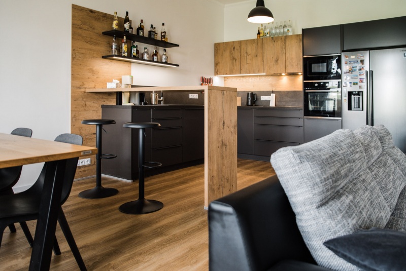 Reference / LACORTE: CEROS - SUPER MATT LAK, DESKA - BURGUESA EICHE, 4,2m - foto Reference / LACORTE: CEROS - SUPER MATT LAK, DESKA - BURGUESA EICHE, 4,2m - foto