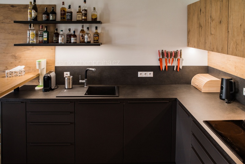 Reference / LACORTE: CEROS - SUPER MATT LAK, DESKA - BURGUESA EICHE, 4,2m - foto Reference / LACORTE: CEROS - SUPER MATT LAK, DESKA - BURGUESA EICHE, 4,2m - foto