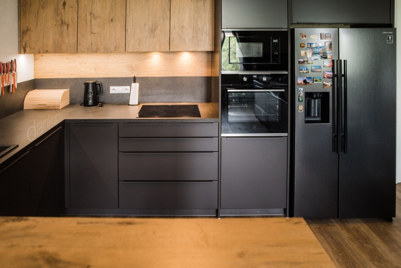 Reference / LACORTE: CEROS - SUPER MATT LAK, DESKA - BURGUESA EICHE, 4,2m - foto Reference / LACORTE: CEROS - SUPER MATT LAK, DESKA - BURGUESA EICHE, 4,2m - foto