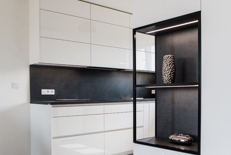 Reference / SILBERMOND: BÍLÝ LESK - LAK, DESKA - SIRUS,7,6m - foto Reference / SILBERMOND: BÍLÝ LESK - LAK, DESKA - SIRUS,7,6m - foto