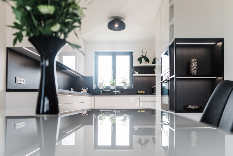 Reference / SILBERMOND: BÍLÝ LESK - LAK, DESKA - SIRUS,7,6m - foto Reference / SILBERMOND: BÍLÝ LESK - LAK, DESKA - SIRUS,7,6m - foto