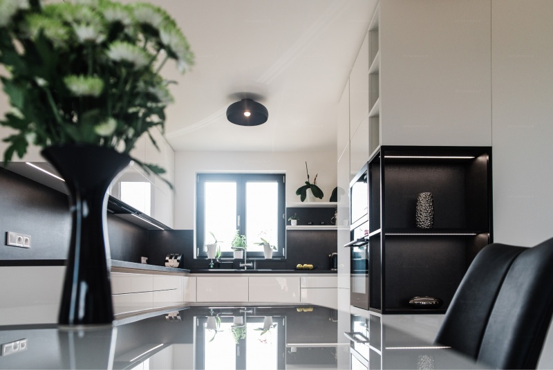 Reference / SILBERMOND: BÍLÝ LESK - LAK, DESKA - SIRUS,7,6m - foto Reference / SILBERMOND: BÍLÝ LESK - LAK, DESKA - SIRUS,7,6m - foto