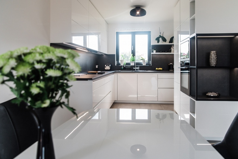 Reference / SILBERMOND: BÍLÝ LESK - LAK, DESKA - SIRUS,7,6m - foto Reference / SILBERMOND: BÍLÝ LESK - LAK, DESKA - SIRUS,7,6m - foto