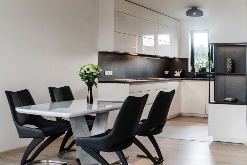 Reference / SILBERMOND: BÍLÝ LESK - LAK, DESKA - SIRUS,7,6m - foto Reference / SILBERMOND: BÍLÝ LESK - LAK, DESKA - SIRUS,7,6m - foto