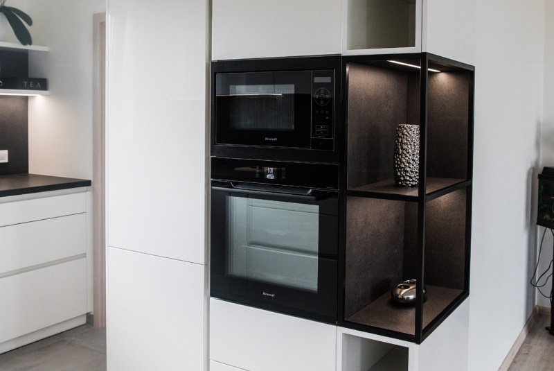 Reference / SILBERMOND: BÍLÝ LESK - LAK, DESKA - SIRUS,7,6m - foto Reference / SILBERMOND: BÍLÝ LESK - LAK, DESKA - SIRUS,7,6m - foto