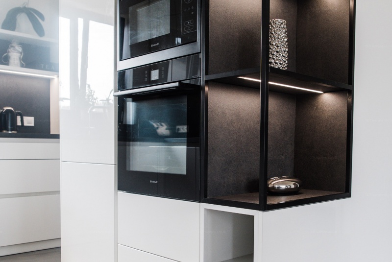 Reference / SILBERMOND: BÍLÝ LESK - LAK, DESKA - SIRUS,7,6m - foto Reference / SILBERMOND: BÍLÝ LESK - LAK, DESKA - SIRUS,7,6m - foto