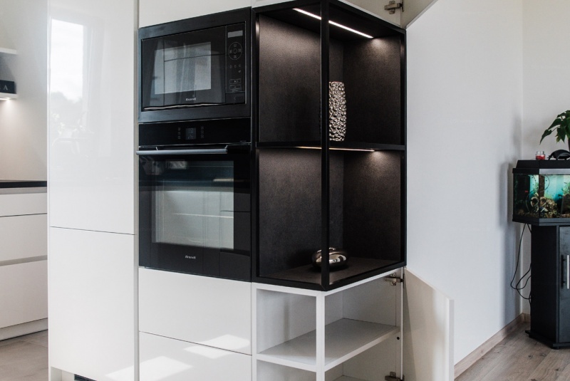 Reference / SILBERMOND: BÍLÝ LESK - LAK, DESKA - SIRUS,7,6m - foto Reference / SILBERMOND: BÍLÝ LESK - LAK, DESKA - SIRUS,7,6m - foto