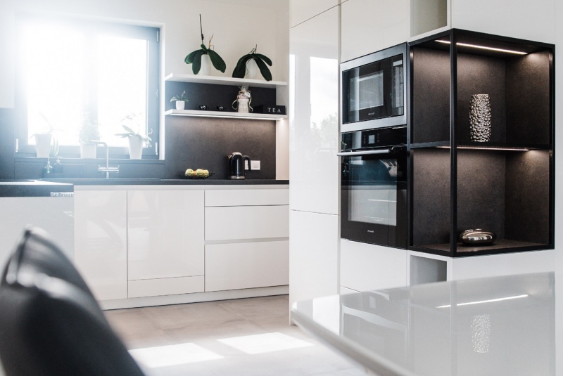 Reference / SILBERMOND: BÍLÝ LESK - LAK, DESKA - SIRUS,7,6m - foto Reference / SILBERMOND: BÍLÝ LESK - LAK, DESKA - SIRUS,7,6m - foto