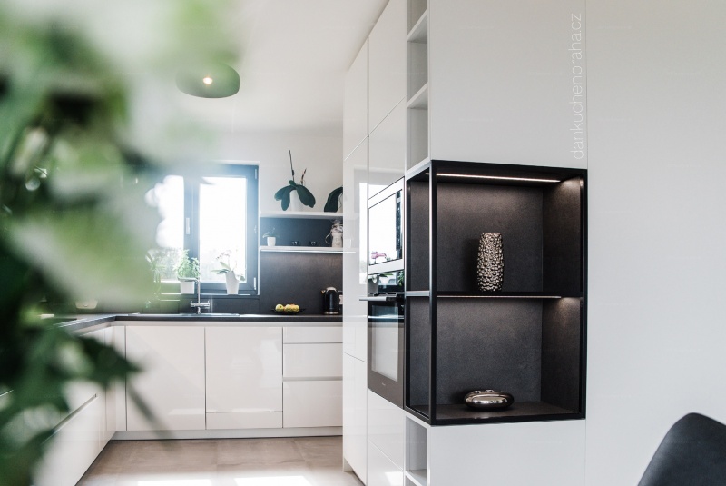 Reference / SILBERMOND: BÍLÝ LESK - LAK, DESKA - SIRUS,7,6m - foto Reference / SILBERMOND: BÍLÝ LESK - LAK, DESKA - SIRUS,7,6m - foto