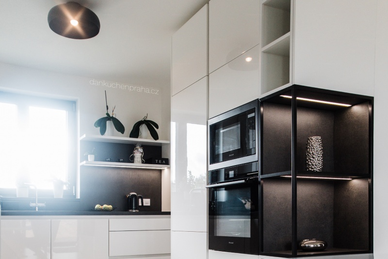 Reference / SILBERMOND: BÍLÝ LESK - LAK, DESKA - SIRUS,7,6m - foto Reference / SILBERMOND: BÍLÝ LESK - LAK, DESKA - SIRUS,7,6m - foto