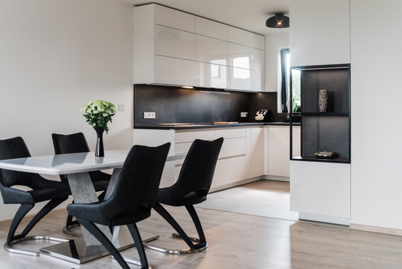 Reference / SILBERMOND: BÍLÝ LESK - LAK, DESKA - SIRUS,7,6m - foto Reference / SILBERMOND: BÍLÝ LESK - LAK, DESKA - SIRUS,7,6m - foto