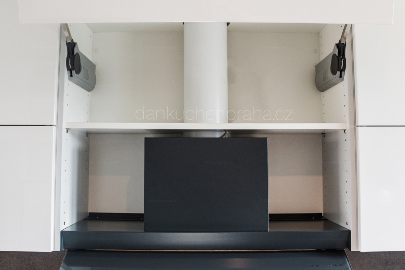 Reference / SILBERMOND: BÍLÝ LESK - LAK, DESKA - SIRUS,7,6m - foto Reference / SILBERMOND: BÍLÝ LESK - LAK, DESKA - SIRUS,7,6m - foto