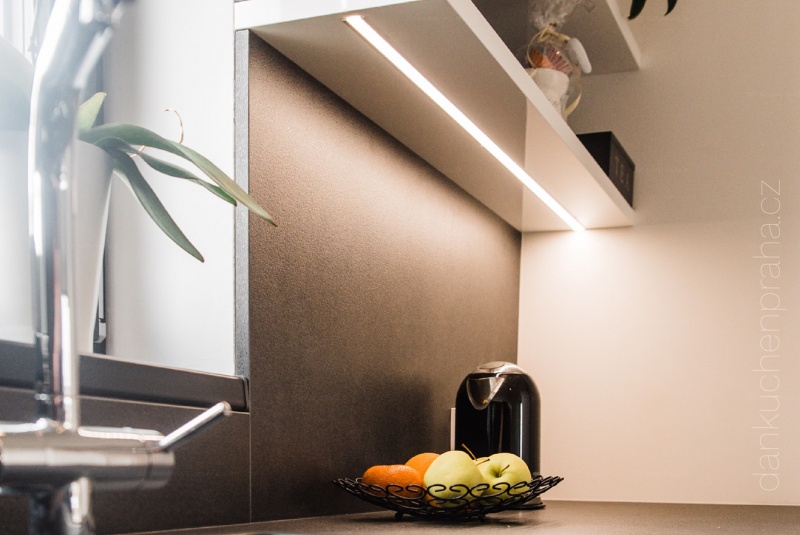 Reference / SILBERMOND: BÍLÝ LESK - LAK, DESKA - SIRUS,7,6m - foto Reference / SILBERMOND: BÍLÝ LESK - LAK, DESKA - SIRUS,7,6m - foto