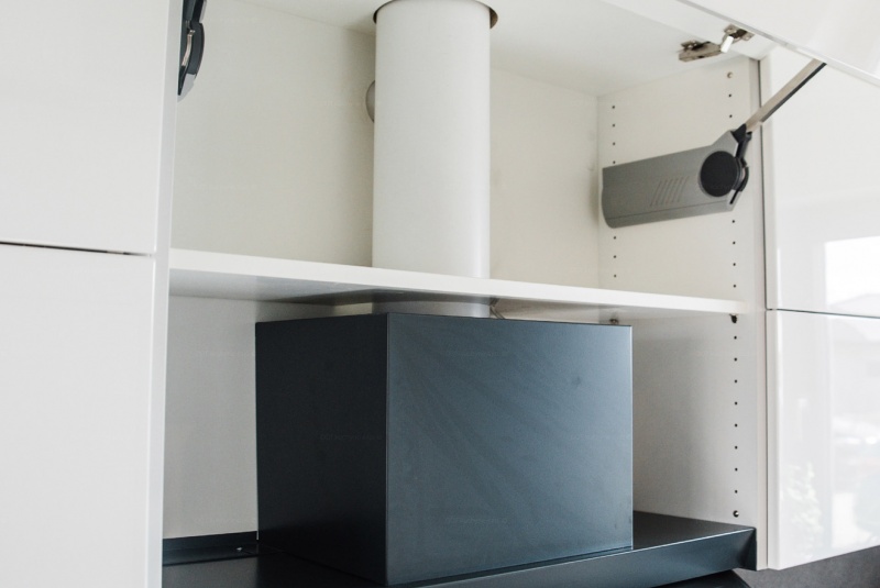 Reference / SILBERMOND: BÍLÝ LESK - LAK, DESKA - SIRUS,7,6m - foto Reference / SILBERMOND: BÍLÝ LESK - LAK, DESKA - SIRUS,7,6m - foto