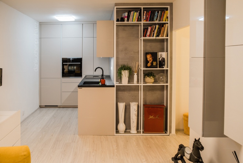 Reference / SILBERMOND: JASMÍN SUPER MATT - LAK, DESKA - SIRUS,4,4m - foto Reference / SILBERMOND: JASMÍN SUPER MATT - LAK, DESKA - SIRUS,4,4m - foto