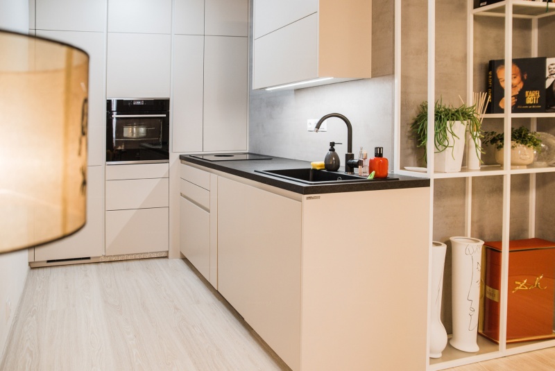 Reference / SILBERMOND: JASMÍN SUPER MATT - LAK, DESKA - SIRUS,4,4m - foto Reference / SILBERMOND: JASMÍN SUPER MATT - LAK, DESKA - SIRUS,4,4m - foto